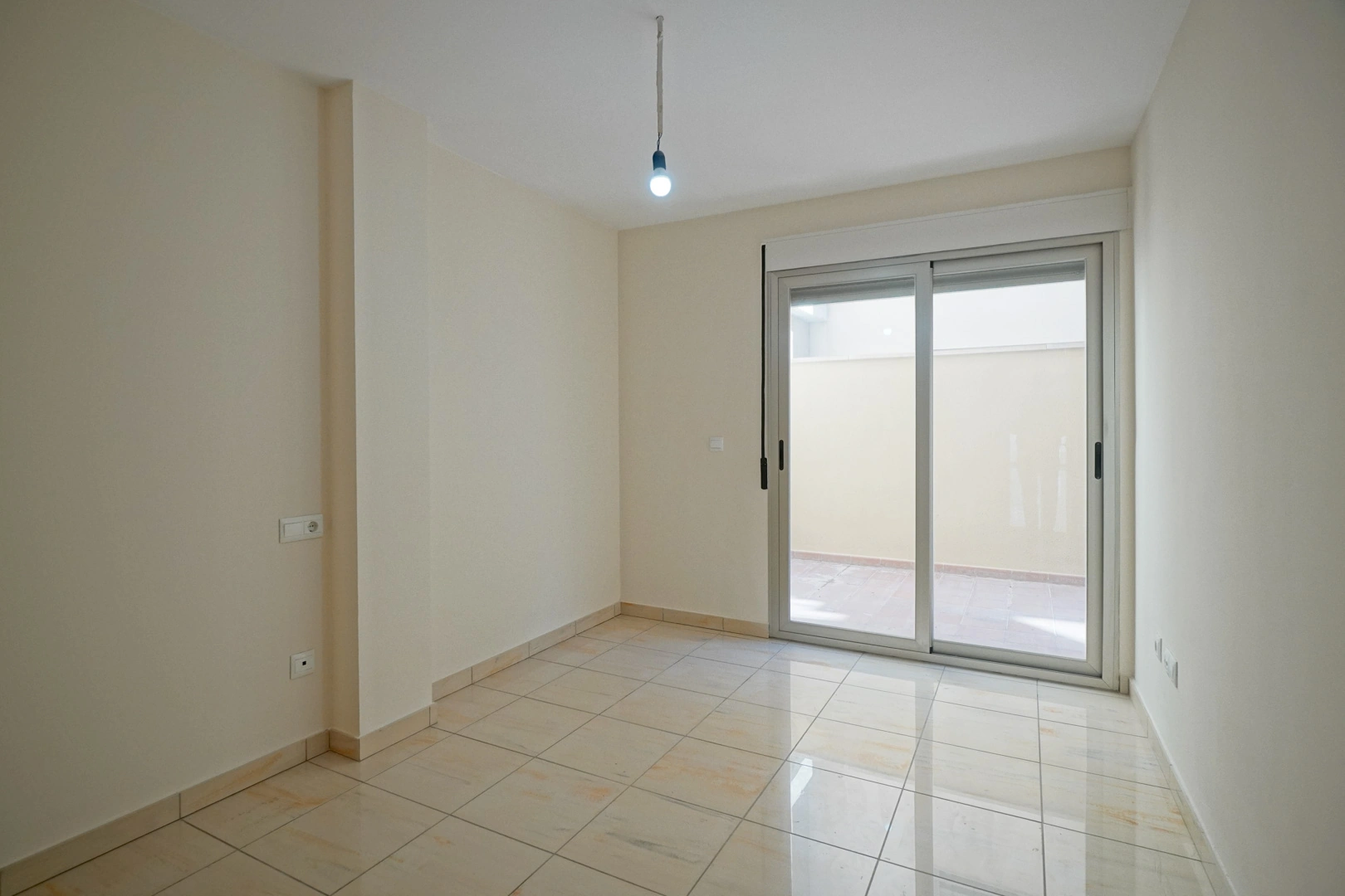 Luminoso apartamento en Teulada con patio privado y excelente ubicación.