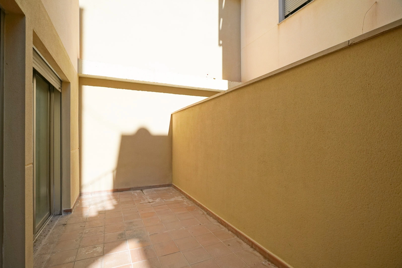 Luminoso apartamento en Teulada con patio privado y excelente ubicación.