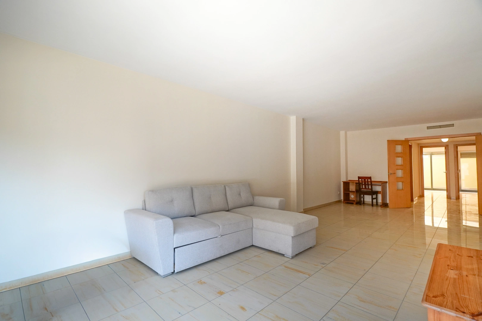 Luminoso apartamento en Teulada con patio privado y excelente ubicación.