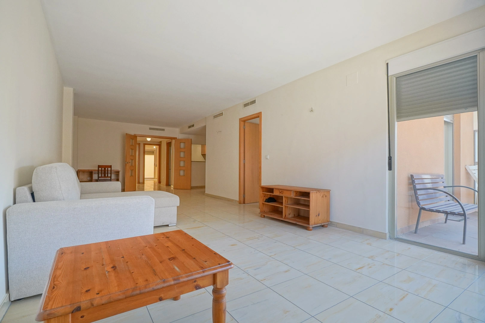 Luminoso apartamento en Teulada con patio privado y excelente ubicación.
