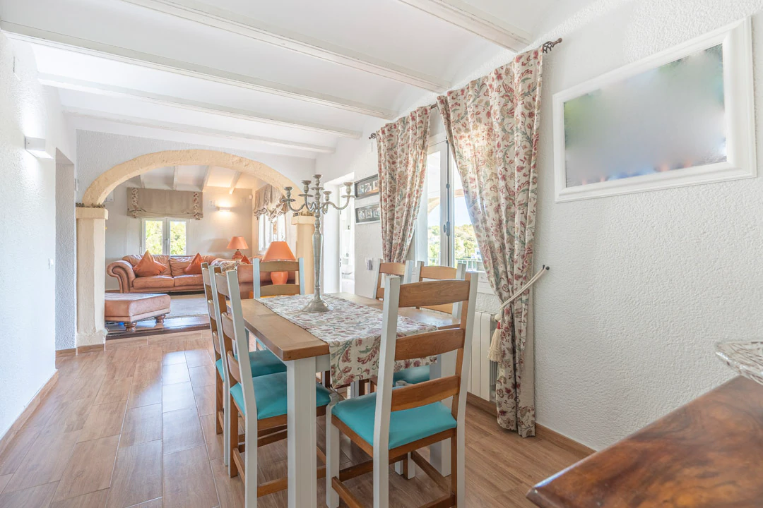 Villa tradicional de 5 dormitorios en venta en Jávea.