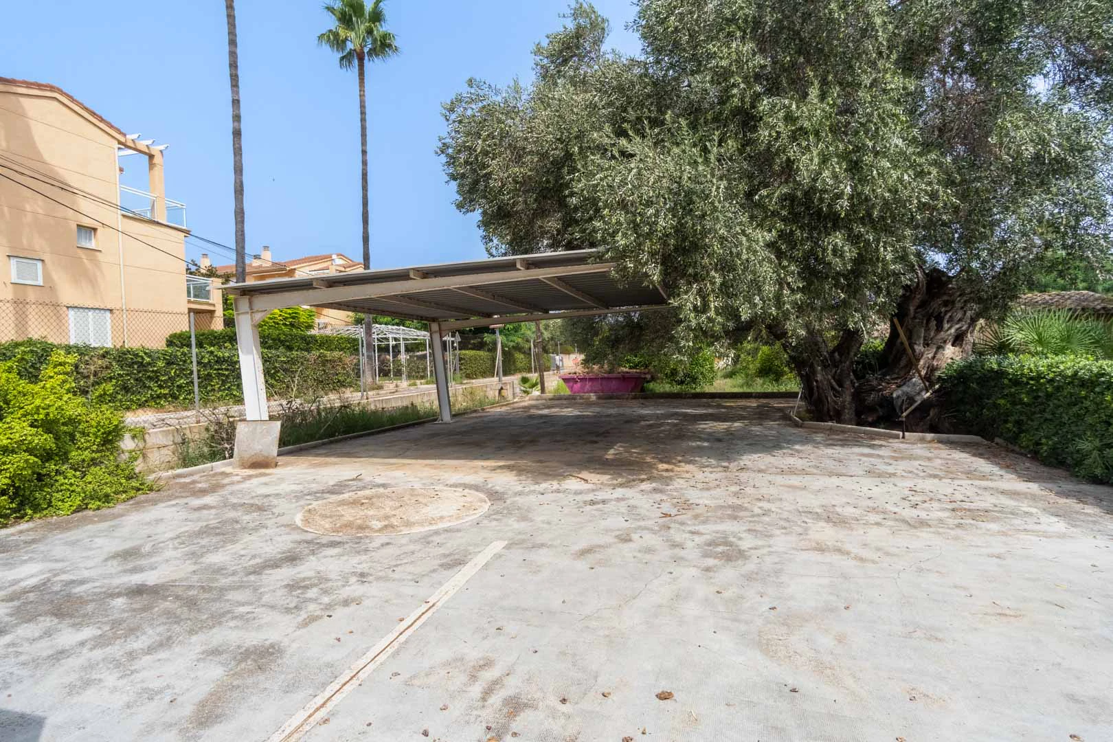 Chalet mediterraneo con piscina, gran terreno, a 550m de playa y cerca al centro, a la venta en Denia.