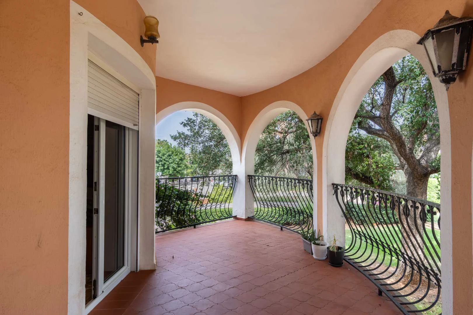 Chalet mediterraneo con piscina, gran terreno, a 550m de playa y cerca al centro, a la venta en Denia.