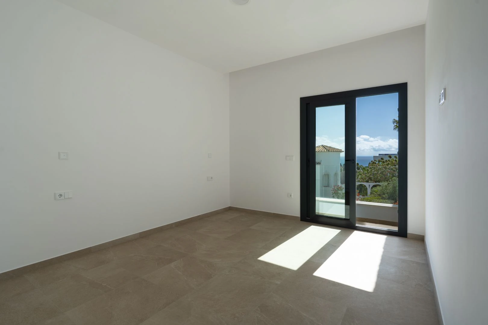 Villa moderne avec vue sur la mer et grand terrain à Benissa.