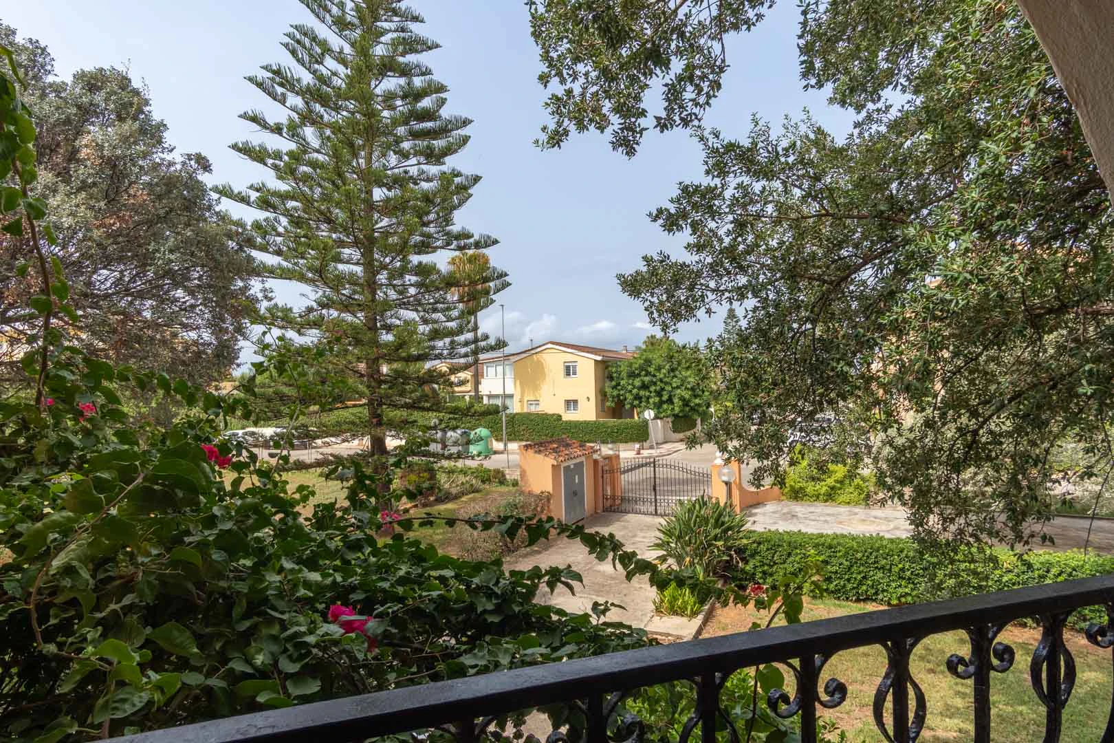 Chalet mediterraneo con piscina, gran terreno, a 550m de playa y cerca al centro, a la venta en Denia.