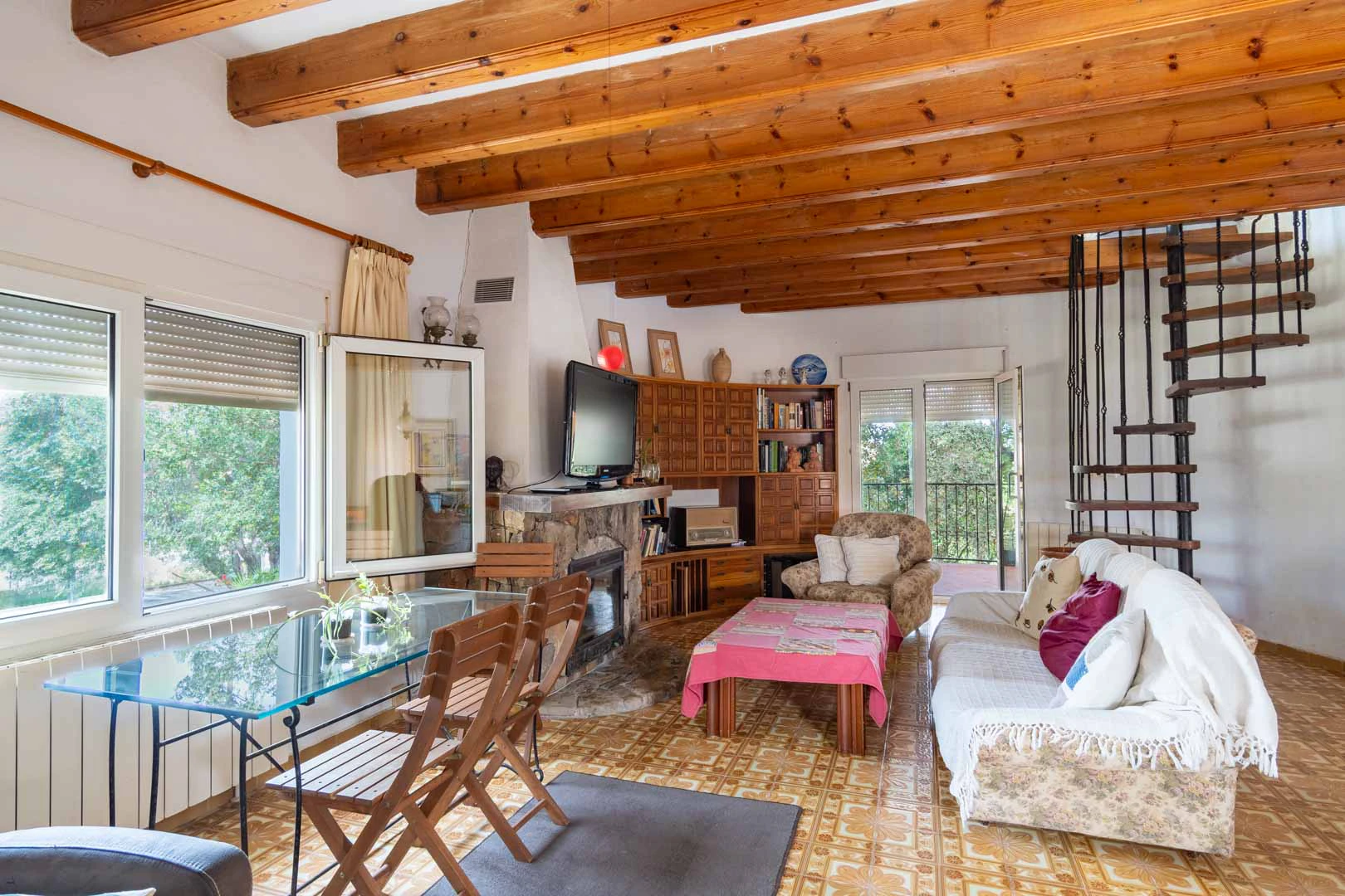 Chalet mediterraneo con piscina, gran terreno, a 550m de playa y cerca al centro, a la venta en Denia.