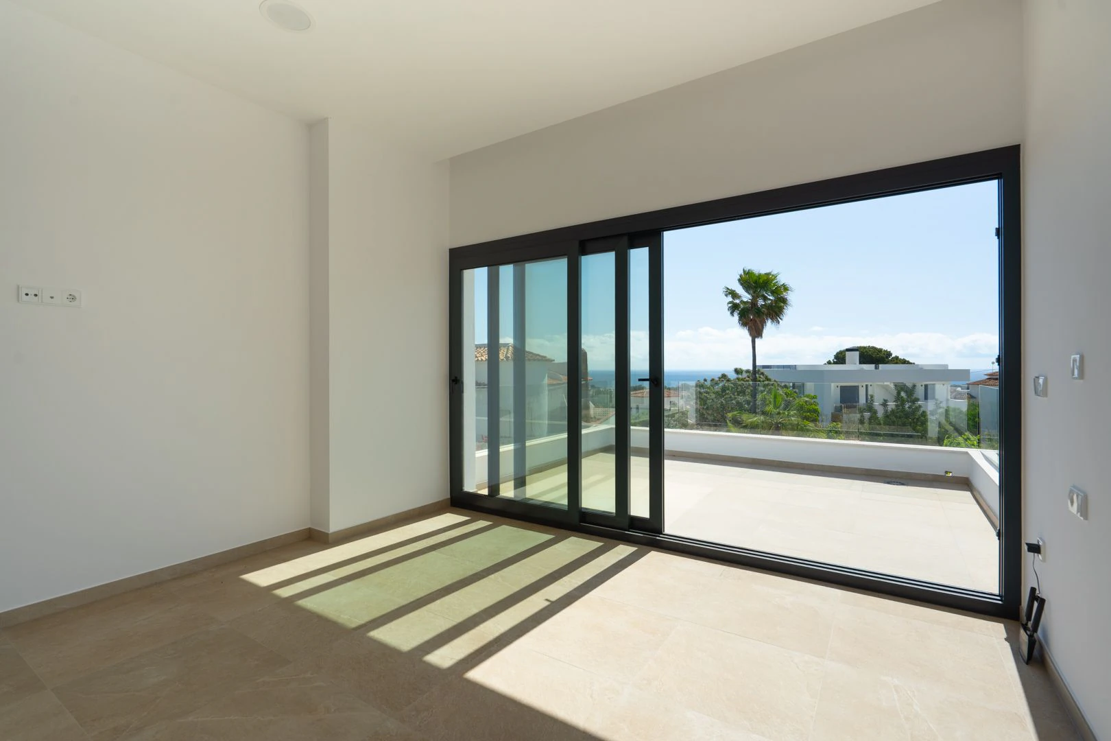 Villa moderne avec vue sur la mer et grand terrain à Benissa.