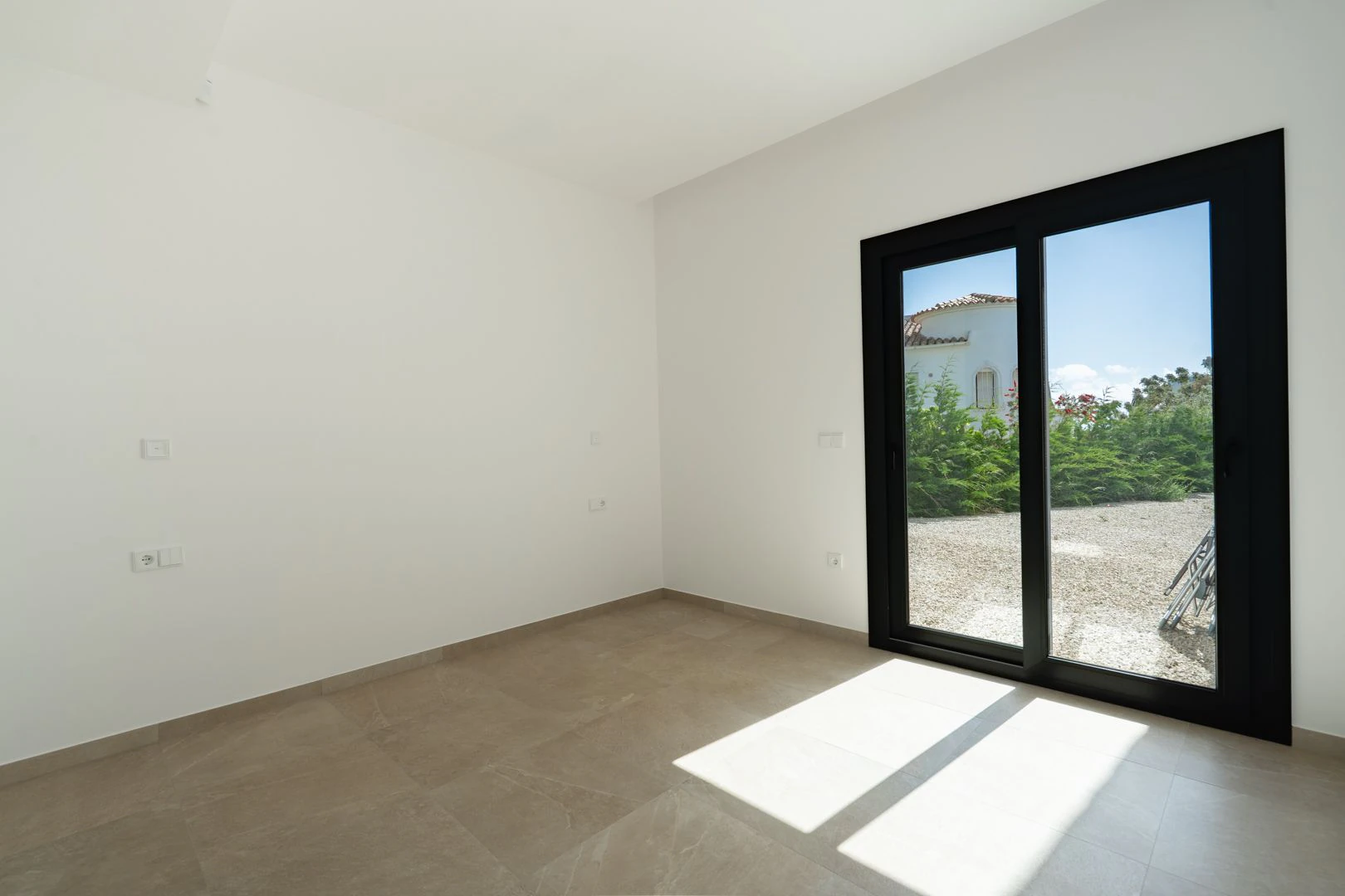 Villa moderne avec vue sur la mer et grand terrain à Benissa.