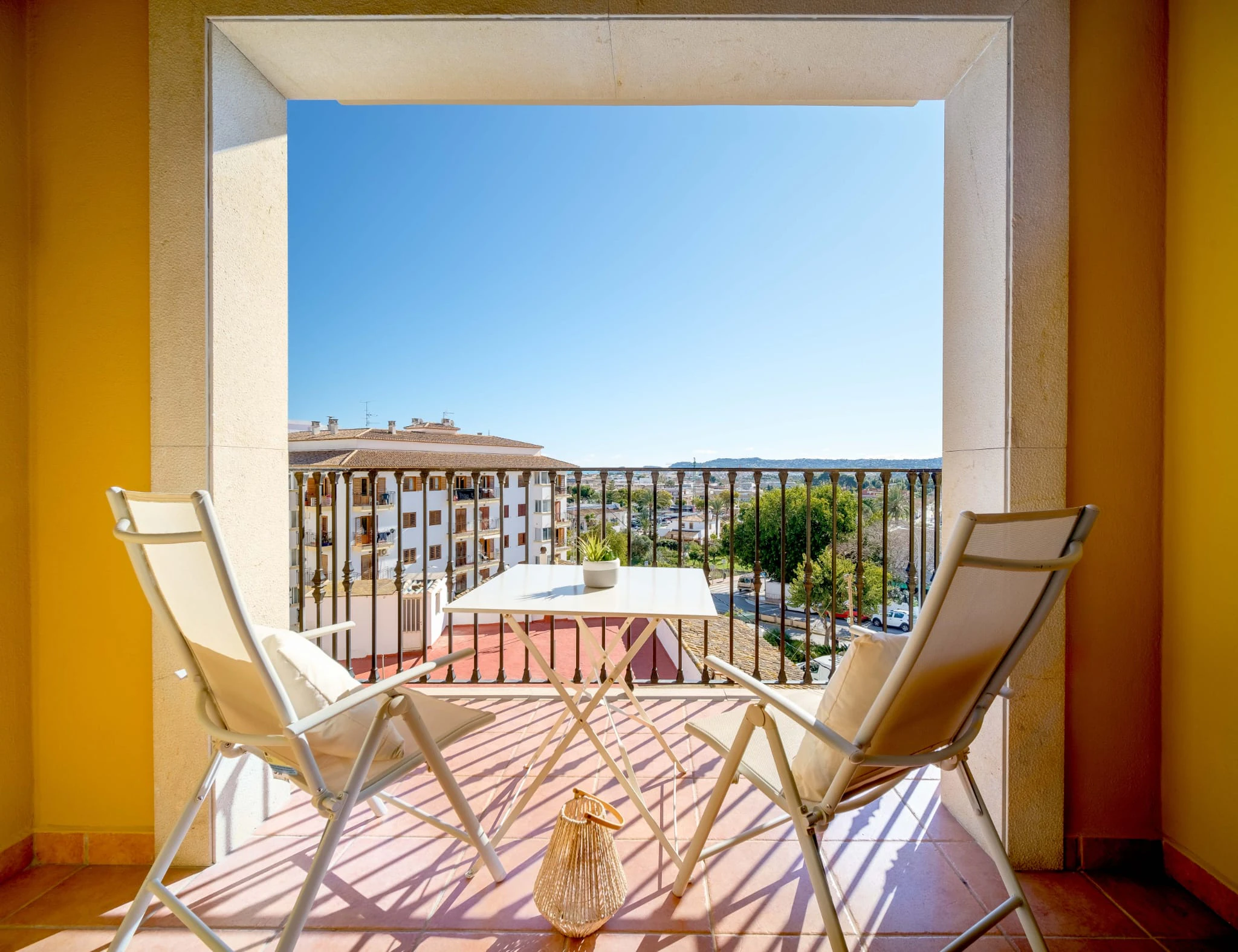 AR70039 - Licht appartement met 2 slaapkamers en vrij uitzicht te koop in Javea