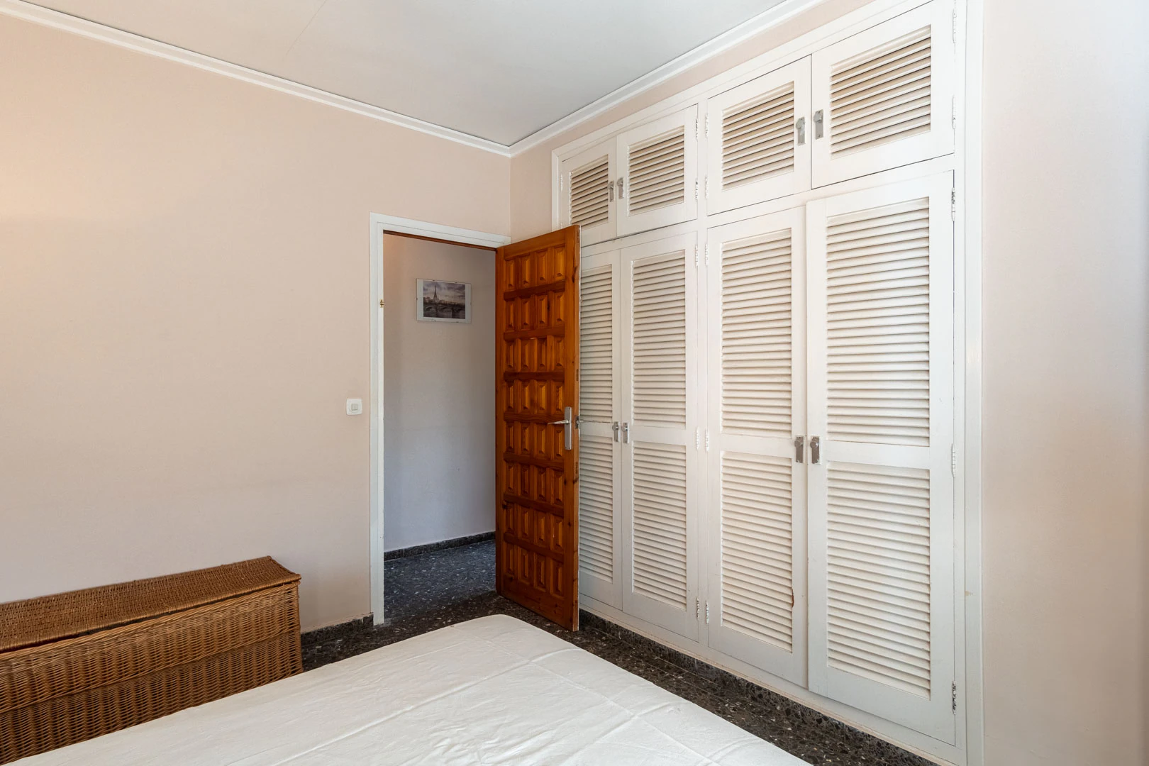 Chalet mediterraneo con piscina, gran terreno, a 550m de playa y cerca al centro, a la venta en Denia.