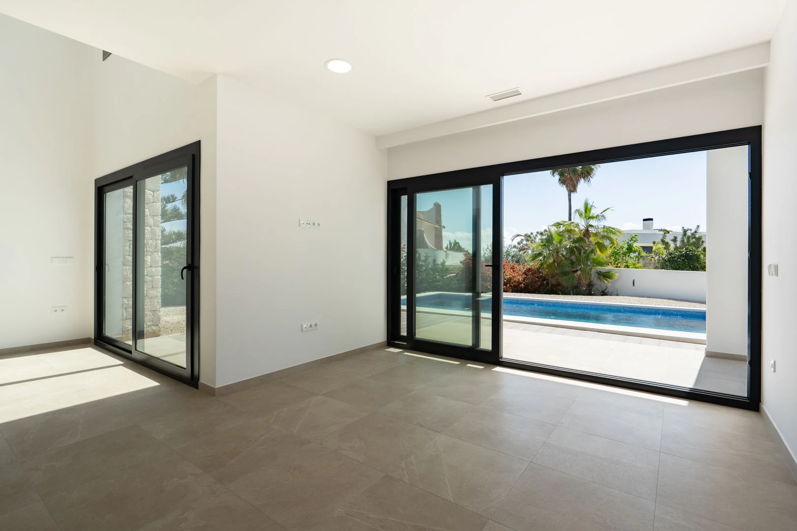 Villa moderne avec vue sur la mer et grand terrain à Benissa.