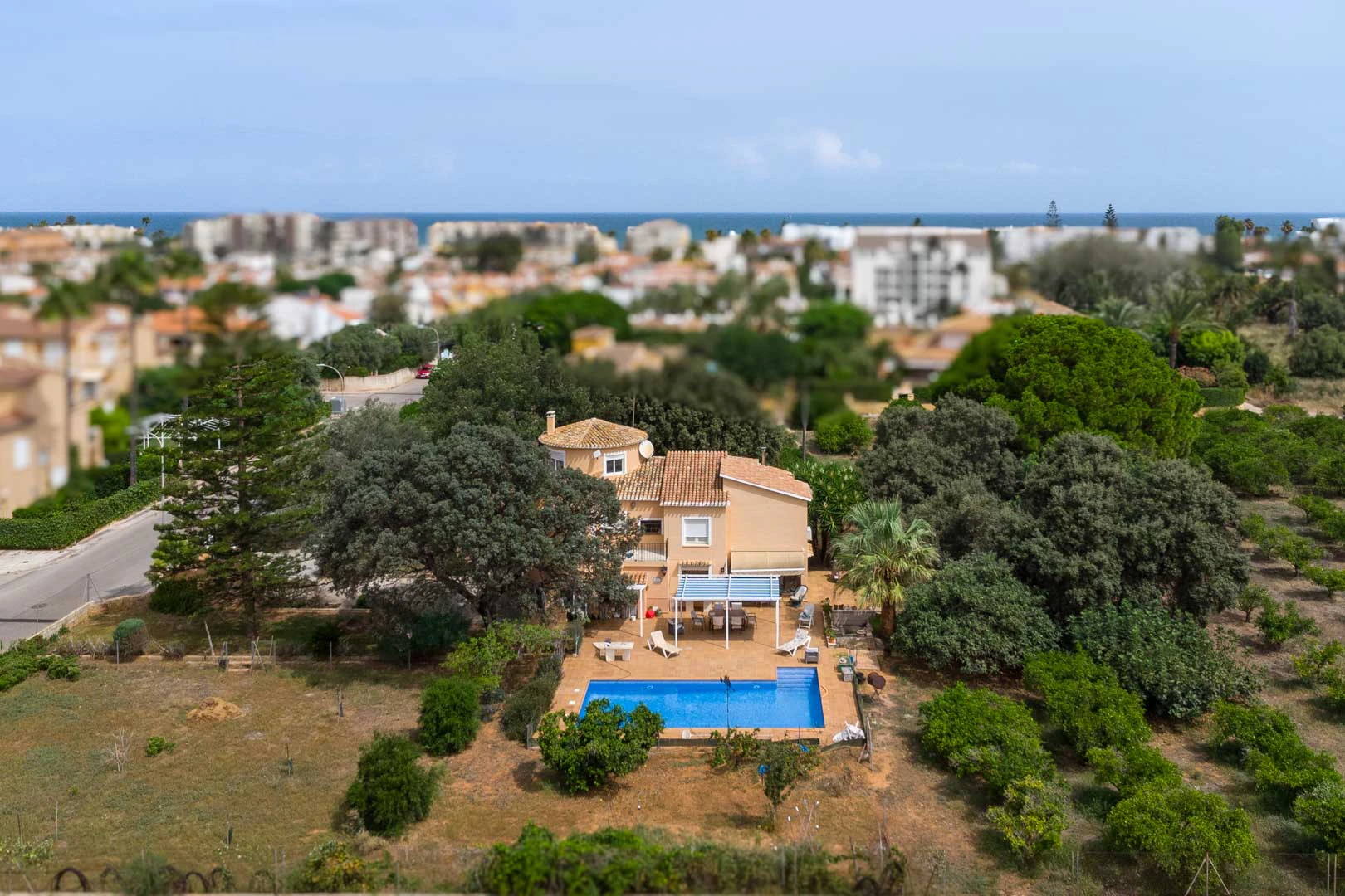 Chalet mediterraneo con piscina, gran terreno, a 550m de playa y cerca al centro, a la venta en Denia.