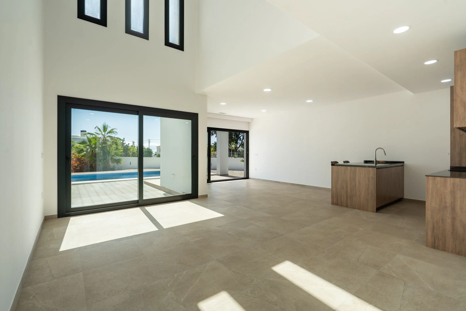 Villa moderne avec vue sur la mer et grand terrain à Benissa.