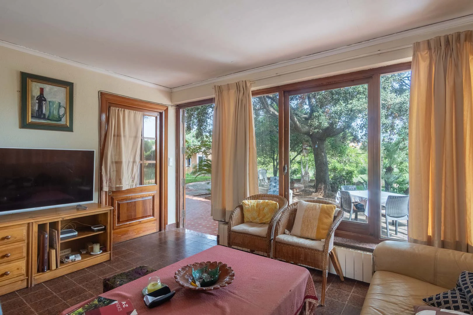 Chalet mediterraneo con piscina, gran terreno, a 550m de playa y cerca al centro, a la venta en Denia.