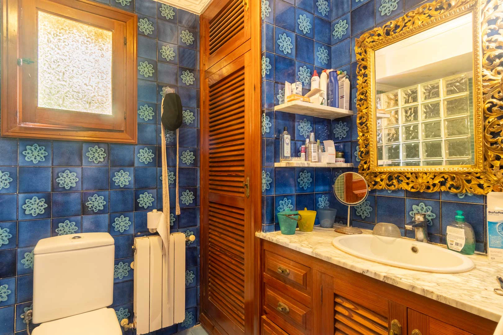 Chalet mediterraneo con piscina, gran terreno, a 550m de playa y cerca al centro, a la venta en Denia.