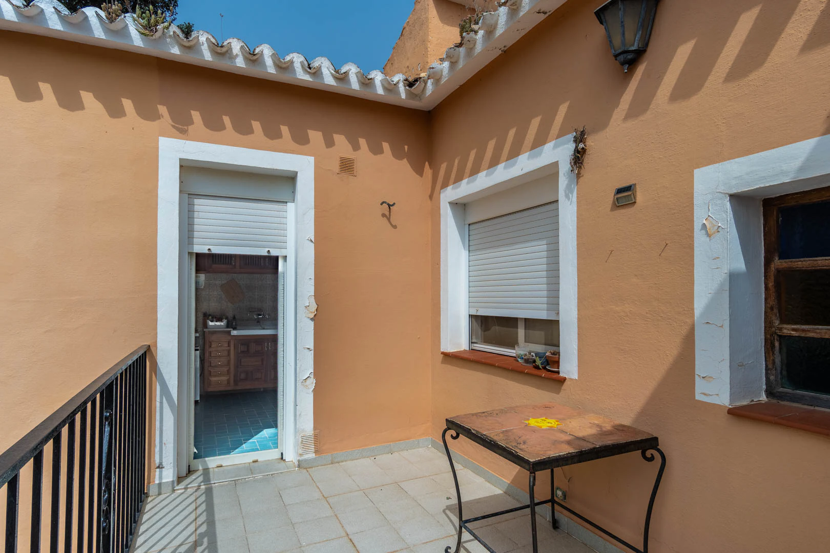 Chalet mediterraneo con piscina, gran terreno, a 550m de playa y cerca al centro, a la venta en Denia.
