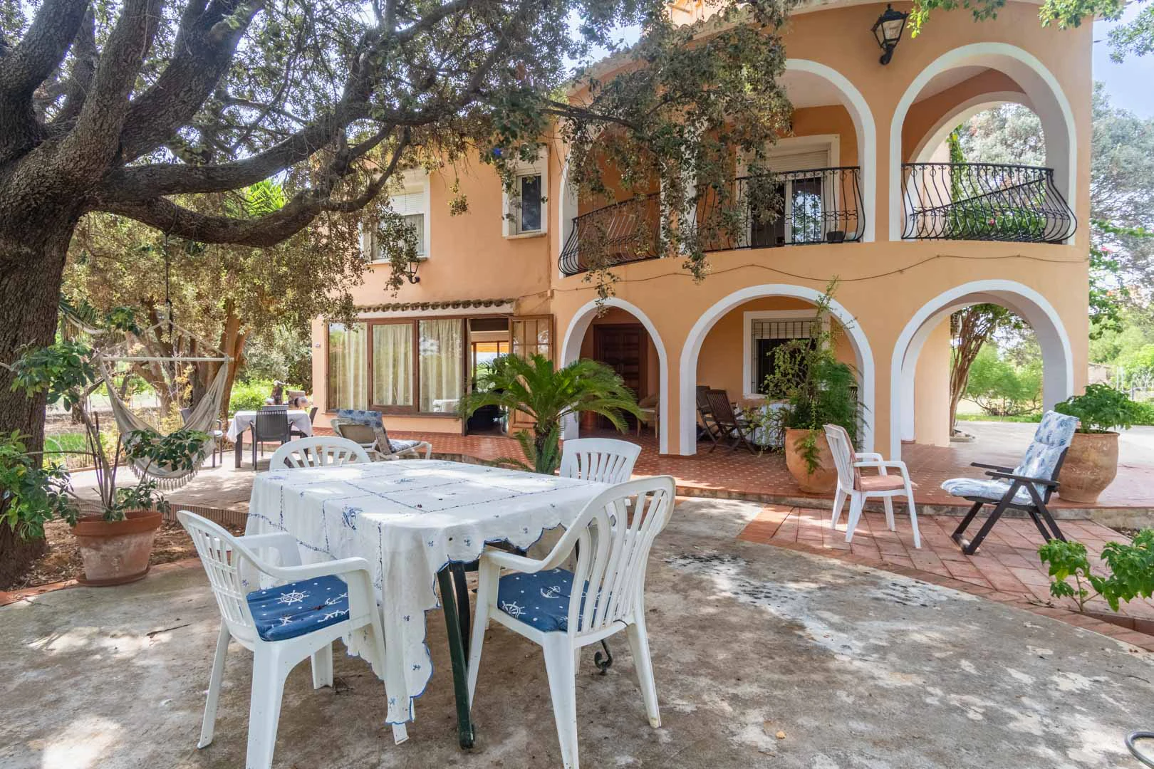 Chalet mediterraneo con piscina, gran terreno, a 550m de playa y cerca al centro, a la venta en Denia.