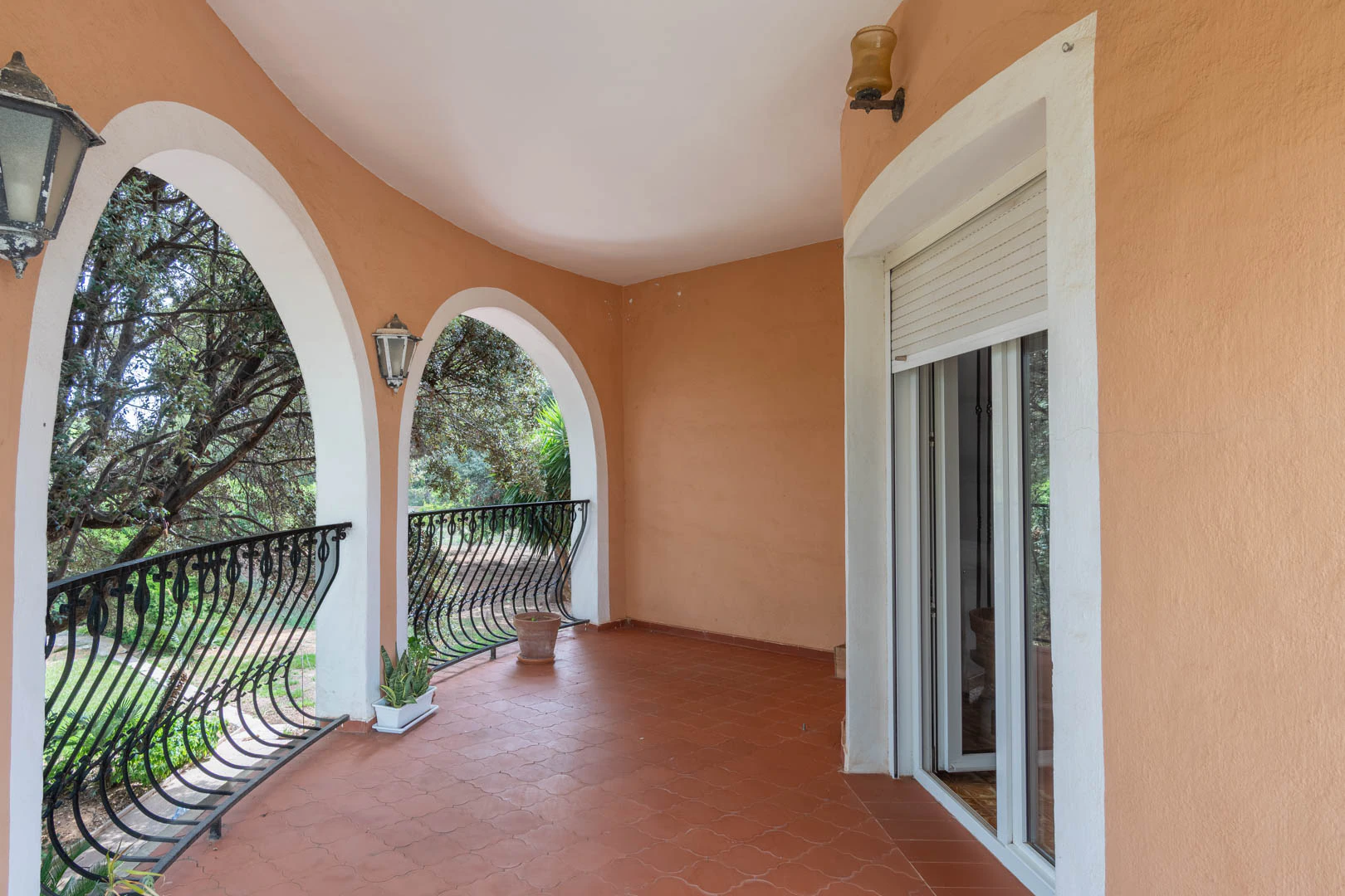 Chalet mediterraneo con piscina, gran terreno, a 550m de playa y cerca al centro, a la venta en Denia.
