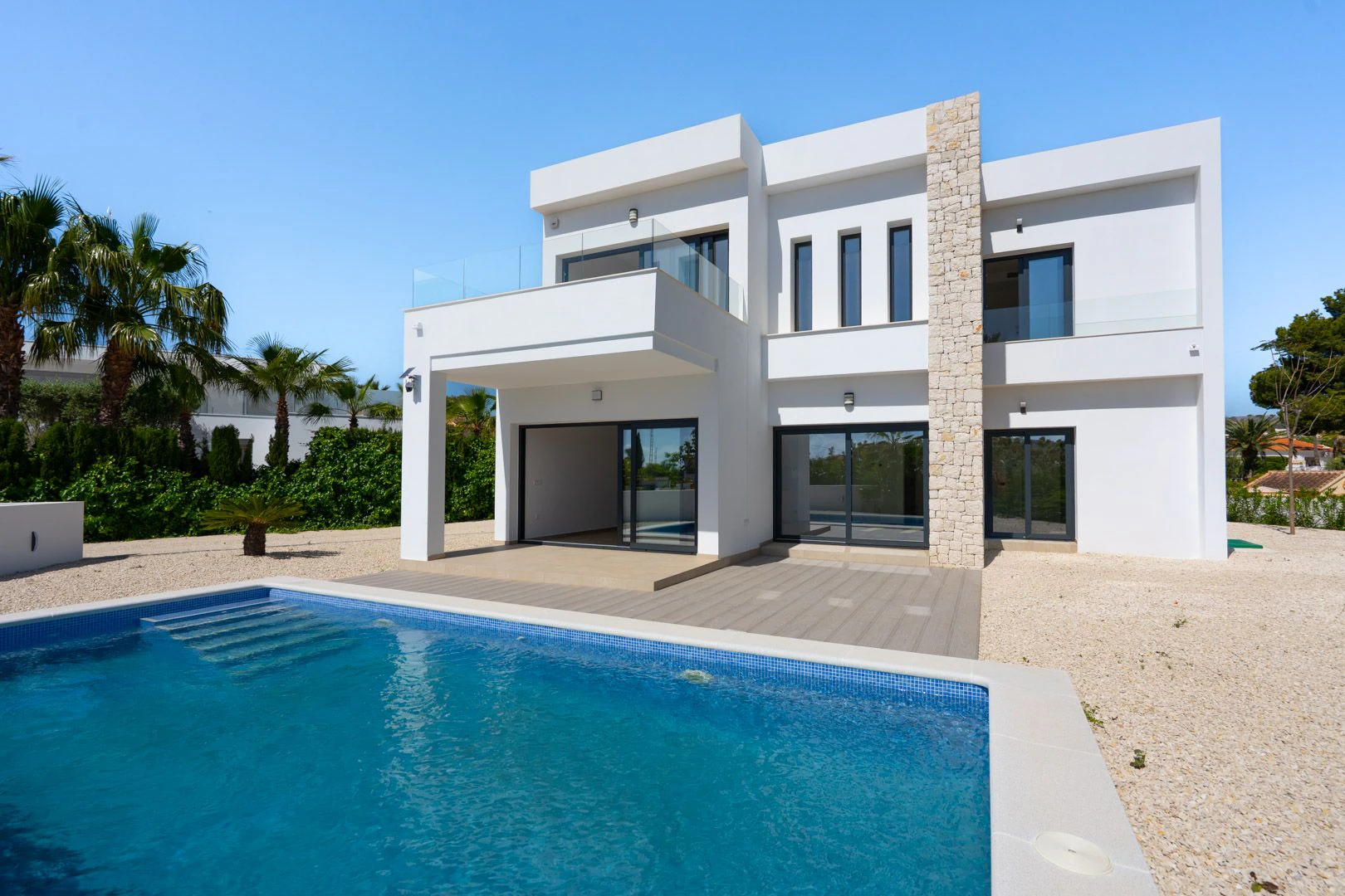 Villa moderna con vistas al mar y gran parcela en Benissa.