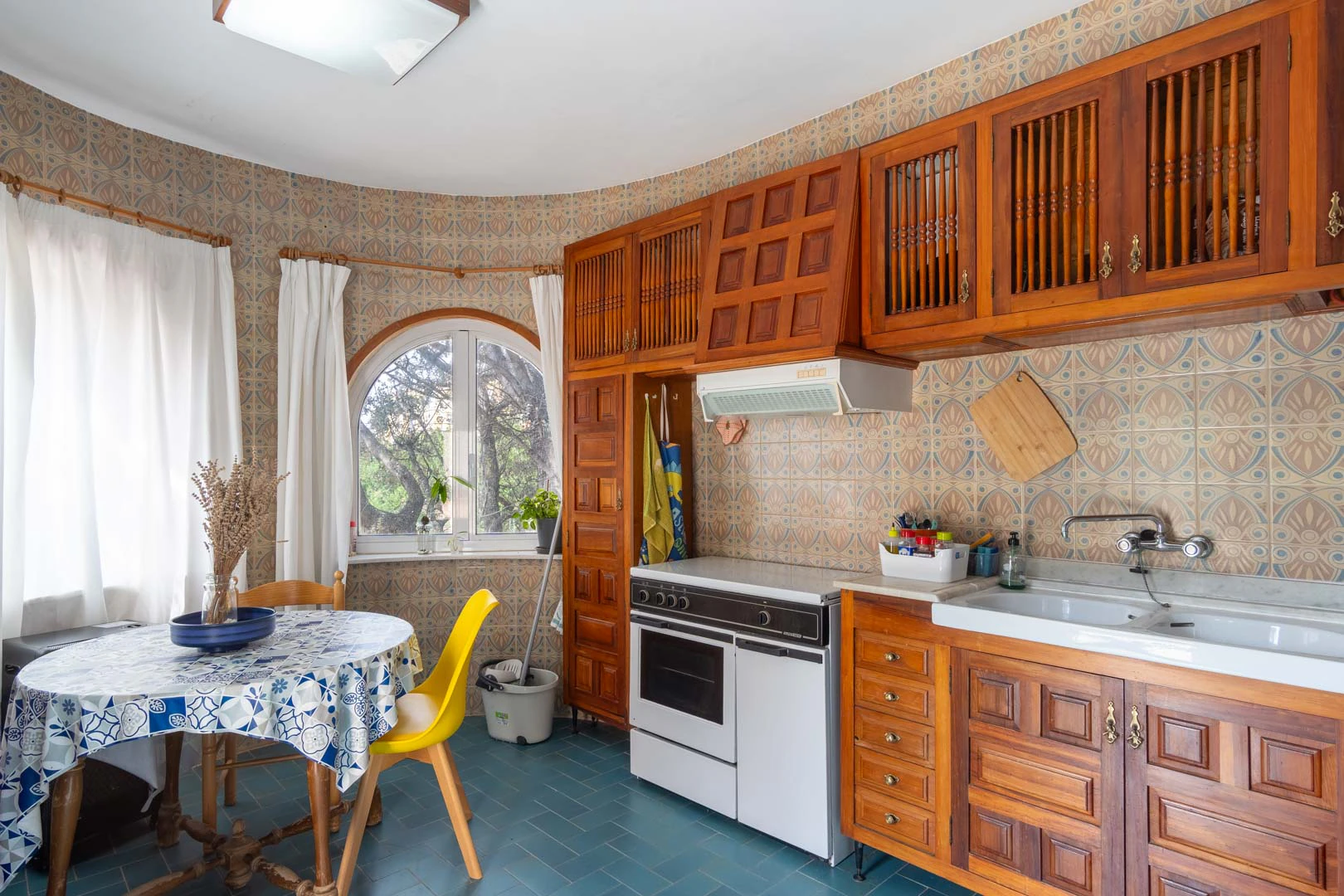 Chalet mediterraneo con piscina, gran terreno, a 550m de playa y cerca al centro, a la venta en Denia.