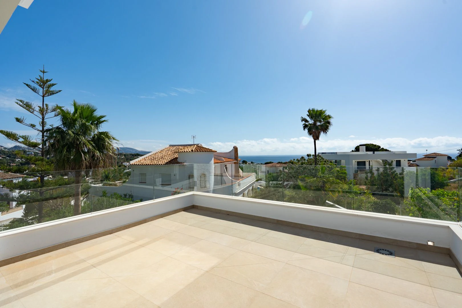 Villa moderne avec vue sur la mer et grand terrain à Benissa.