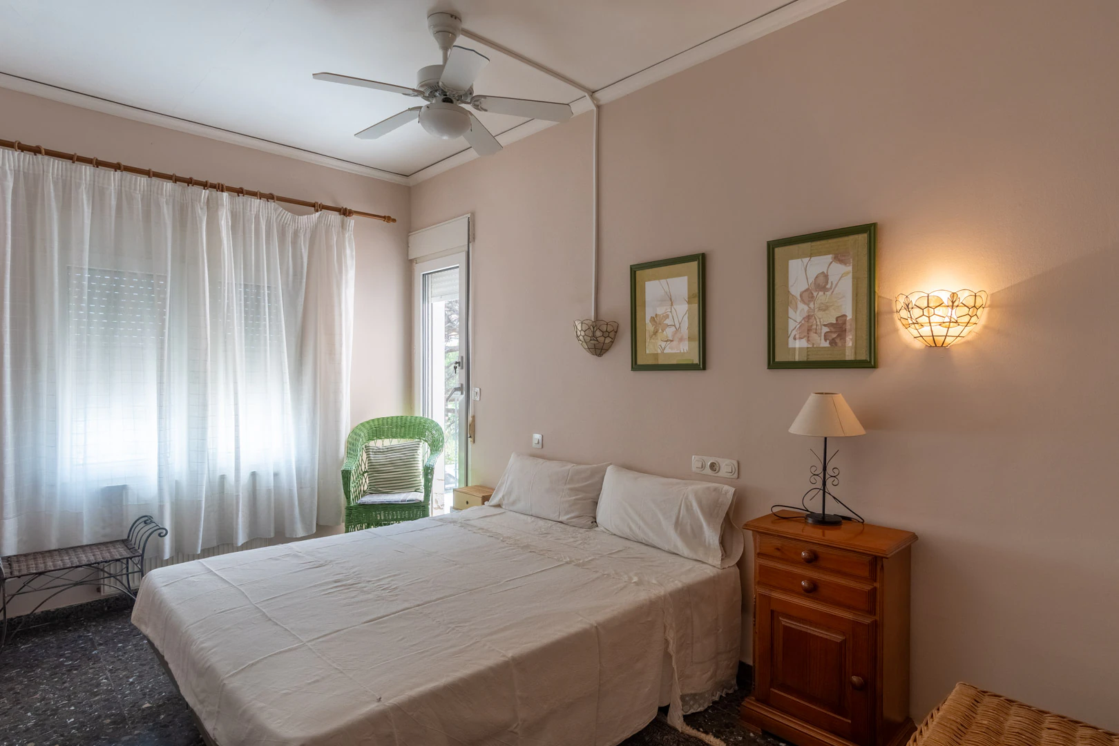 Chalet mediterraneo con piscina, gran terreno, a 550m de playa y cerca al centro, a la venta en Denia.