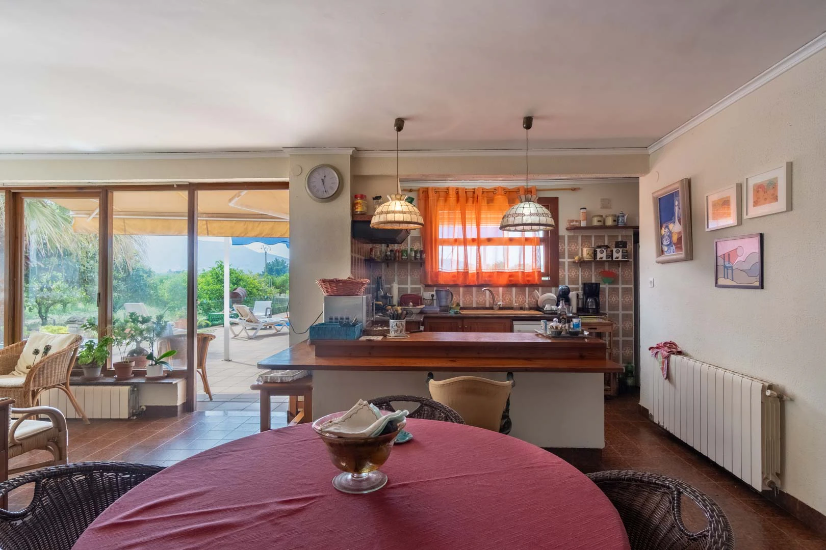 Chalet mediterraneo con piscina, gran terreno, a 550m de playa y cerca al centro, a la venta en Denia.