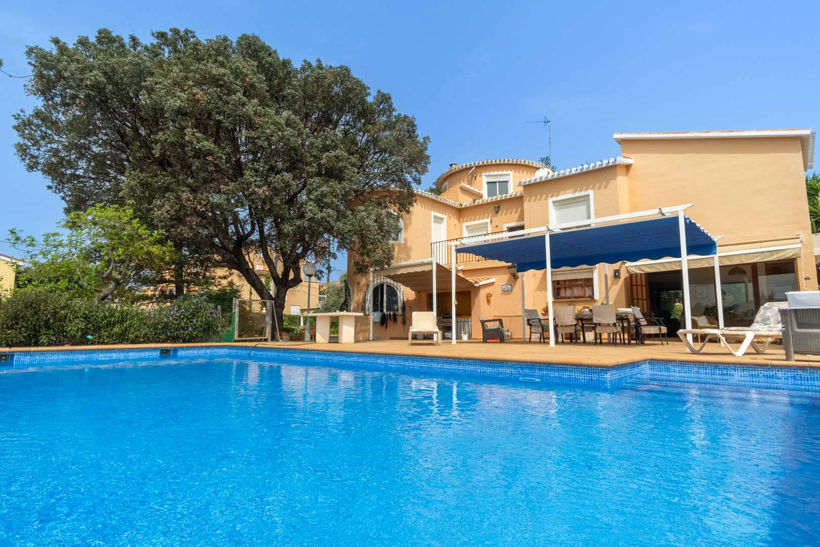 Chalet mediterraneo con piscina, gran terreno, a 550m de playa y cerca al centro, a la venta en Denia. - 3