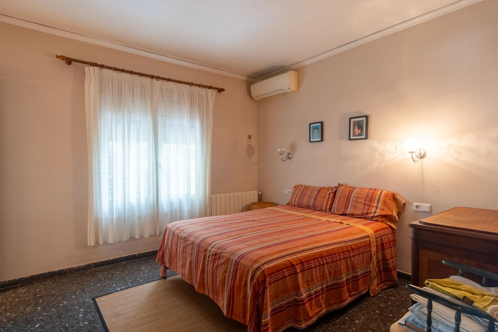 Chalet mediterraneo con piscina, gran terreno, a 550m de playa y cerca al centro, a la venta en Denia.