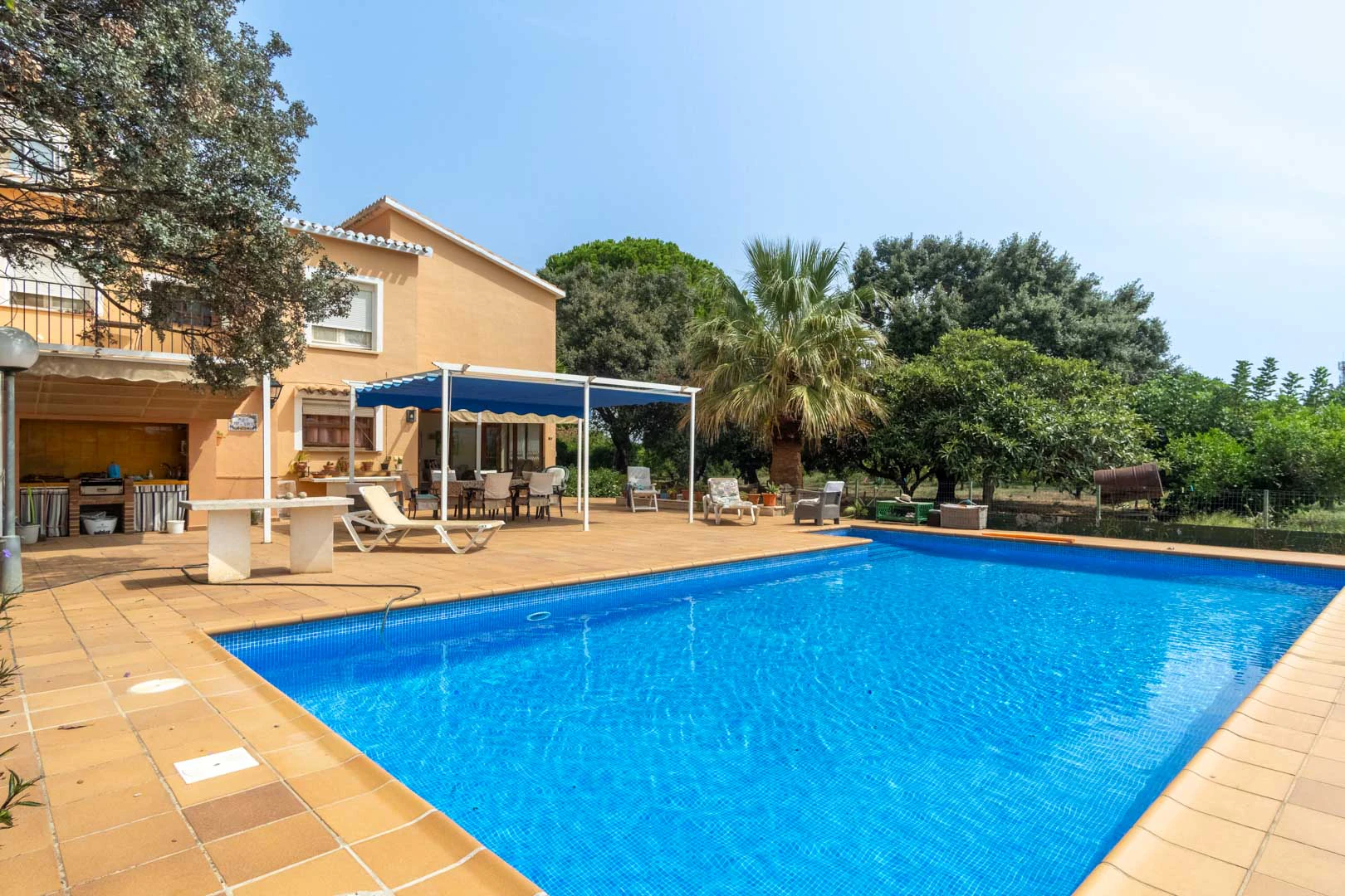 Chalet mediterraneo con piscina, gran terreno, a 550m de playa y cerca al centro, a la venta en Denia. - 4