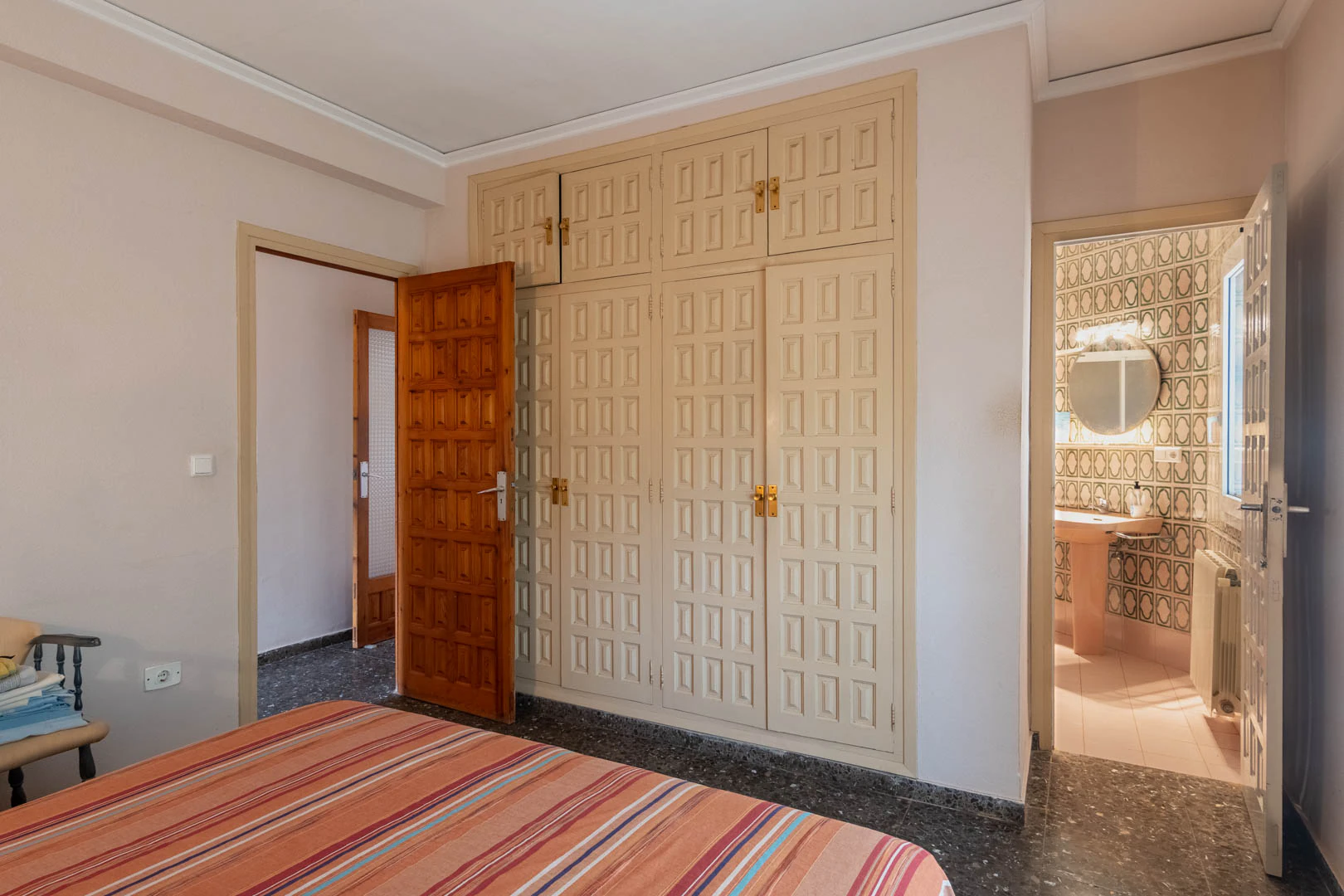 Chalet mediterraneo con piscina, gran terreno, a 550m de playa y cerca al centro, a la venta en Denia.