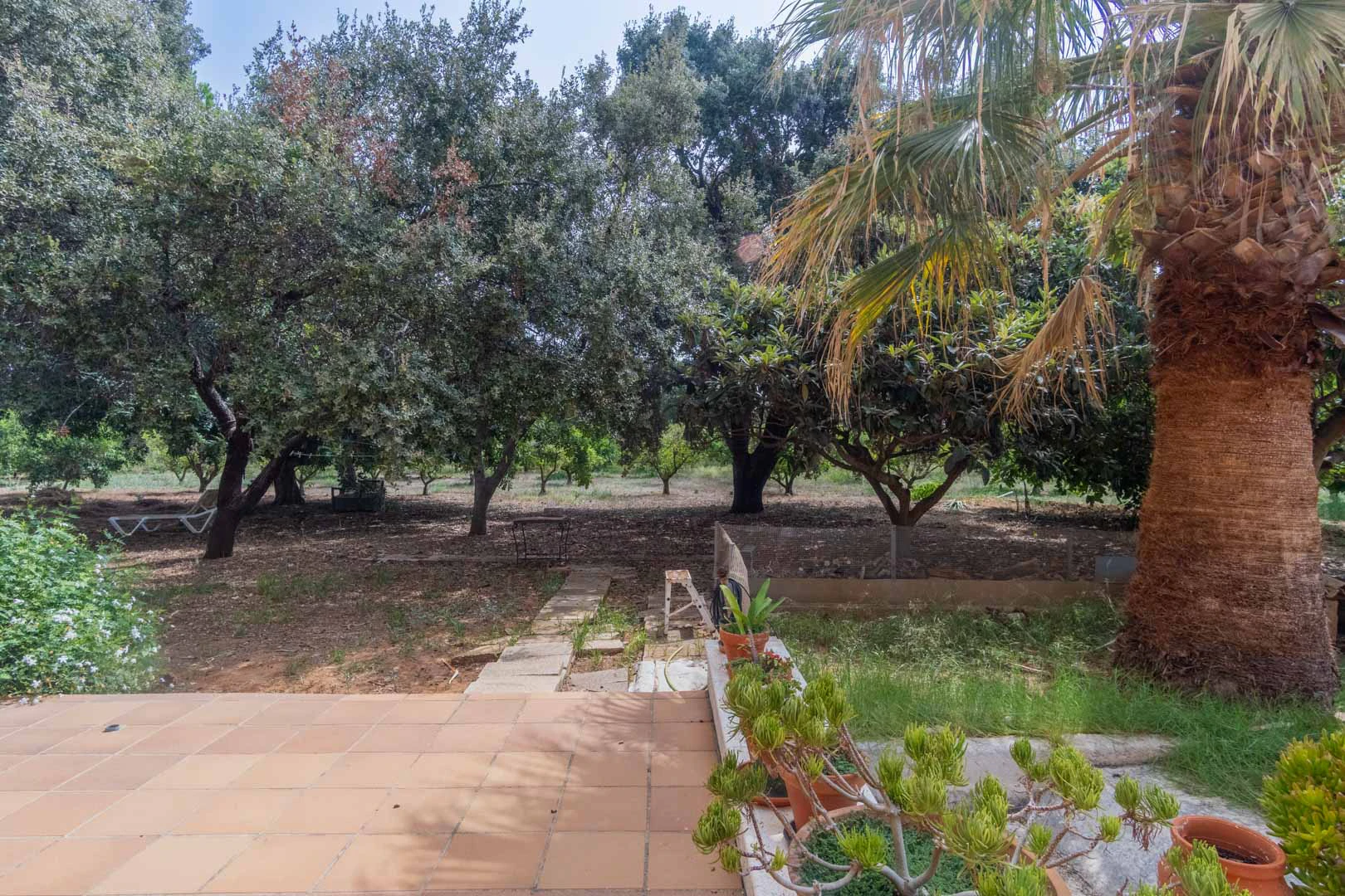 Chalet mediterraneo con piscina, gran terreno, a 550m de playa y cerca al centro, a la venta en Denia.