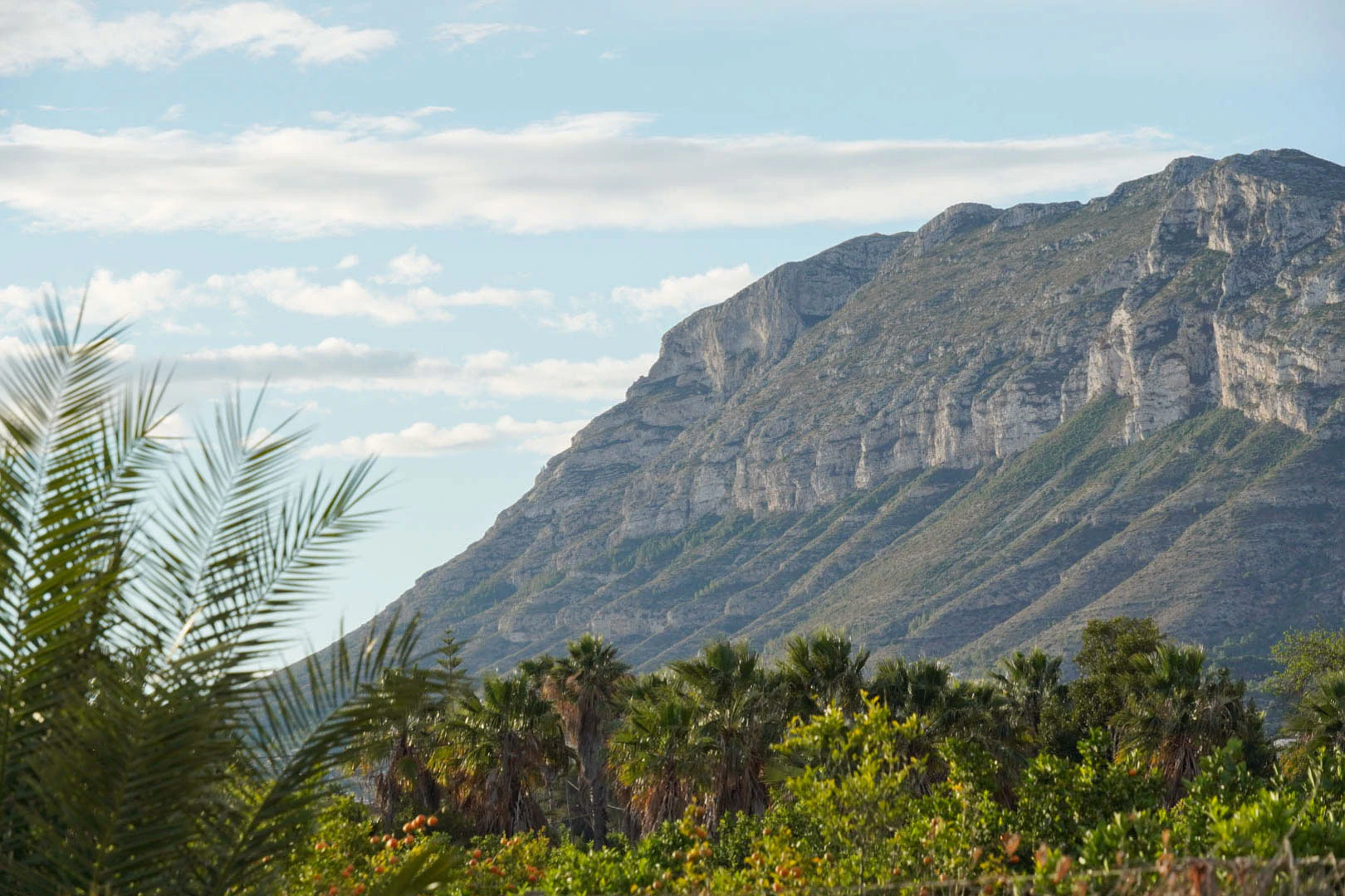 Chalet mediterraneo con piscina, gran terreno, a 550m de playa y cerca al centro, a la venta en Denia.