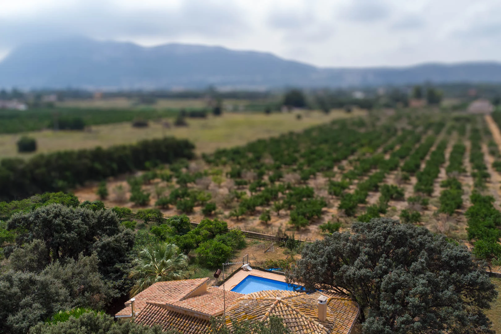 Chalet mediterraneo con piscina, gran terreno, a 550m de playa y cerca al centro, a la venta en Denia.