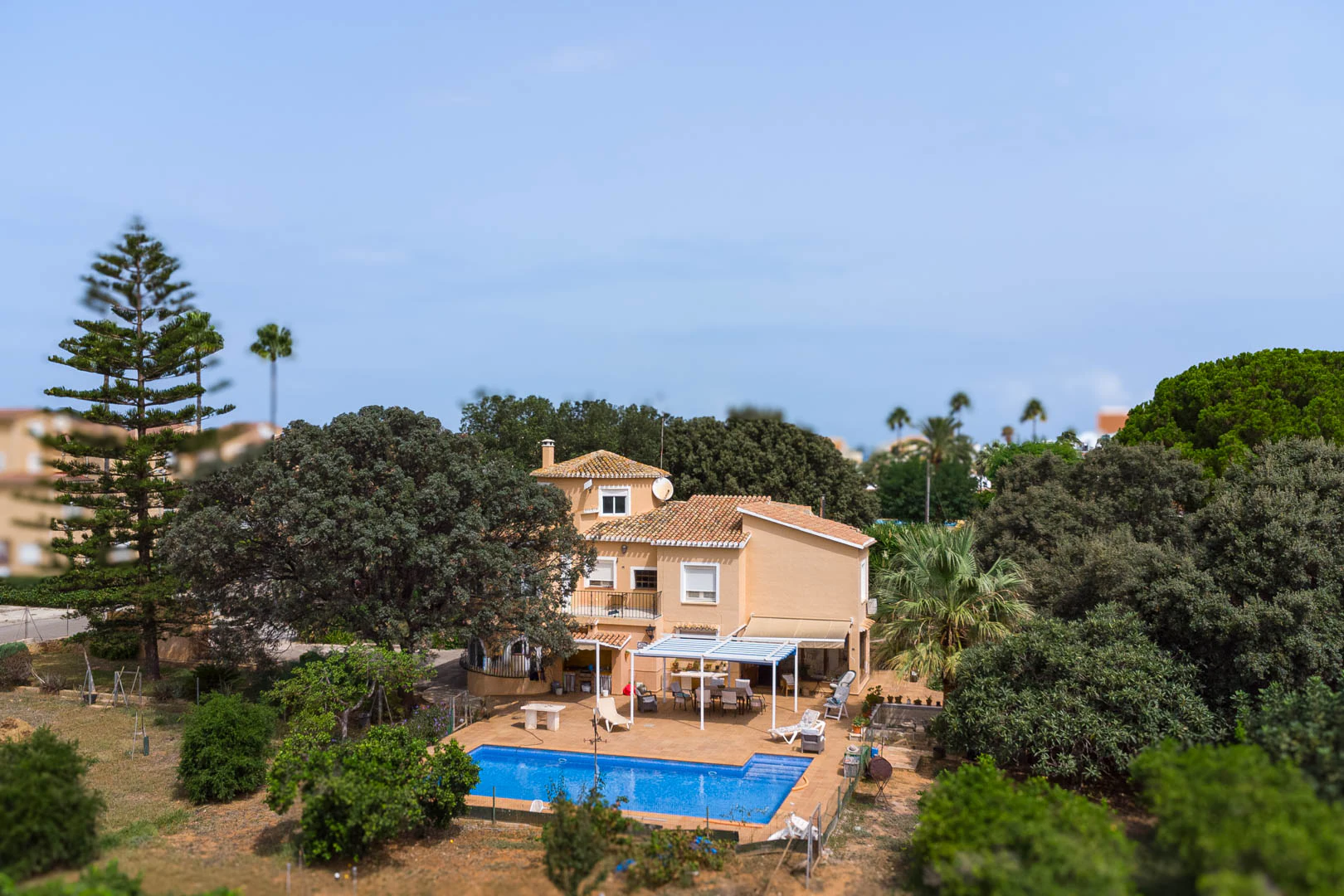 Chalet mediterraneo con piscina, gran terreno, a 550m de playa y cerca al centro, a la venta en Denia.