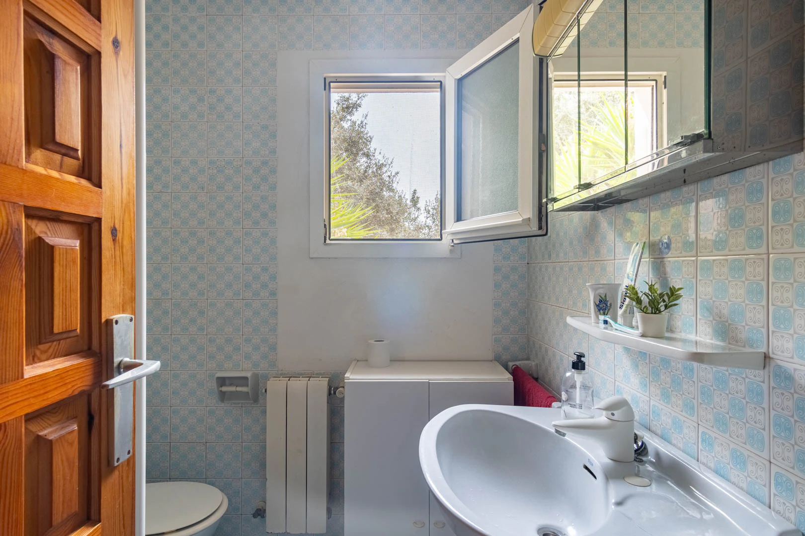 Chalet mediterraneo con piscina, gran terreno, a 550m de playa y cerca al centro, a la venta en Denia.