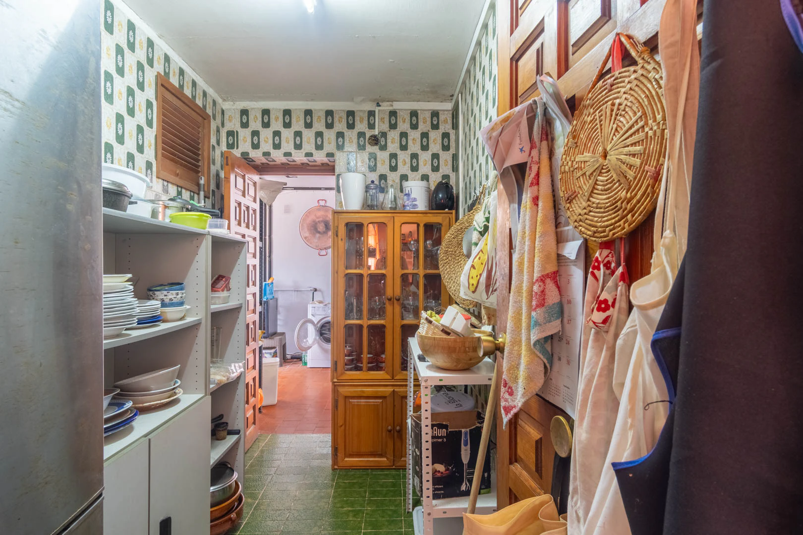 Chalet mediterraneo con piscina, gran terreno, a 550m de playa y cerca al centro, a la venta en Denia.
