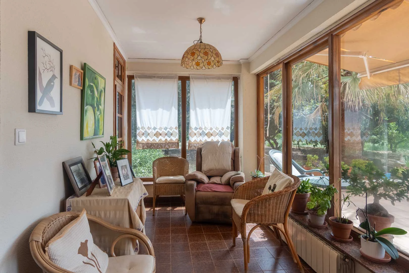 Chalet mediterraneo con piscina, gran terreno, a 550m de playa y cerca al centro, a la venta en Denia.