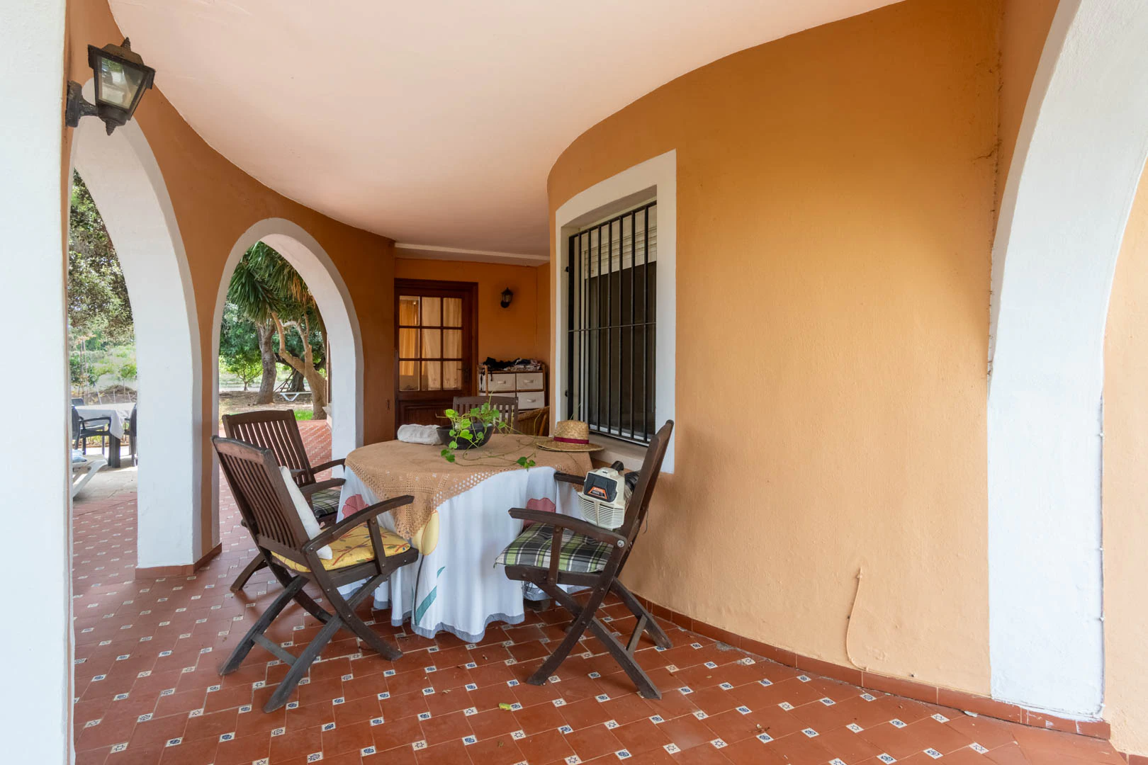 Chalet mediterraneo con piscina, gran terreno, a 550m de playa y cerca al centro, a la venta en Denia.