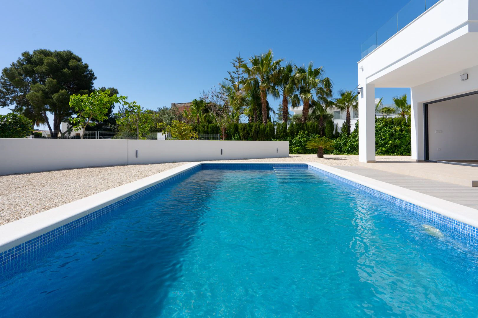 Villa moderna con vistas al mar y gran parcela en Benissa. - 4