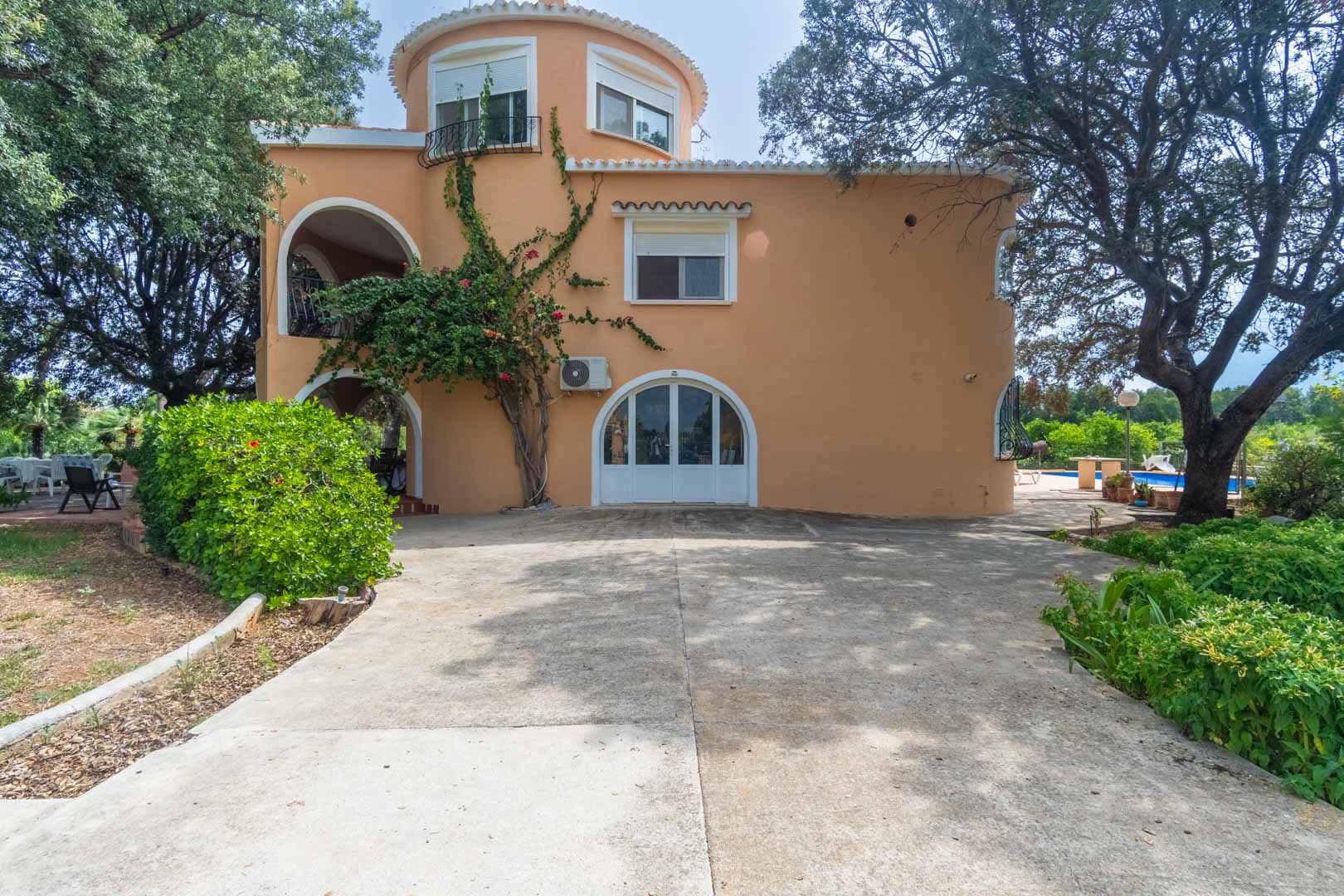 Chalet mediterraneo con piscina, gran terreno, a 550m de playa y cerca al centro, a la venta en Denia.