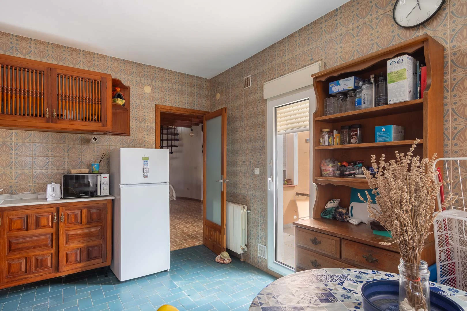 Chalet mediterraneo con piscina, gran terreno, a 550m de playa y cerca al centro, a la venta en Denia.