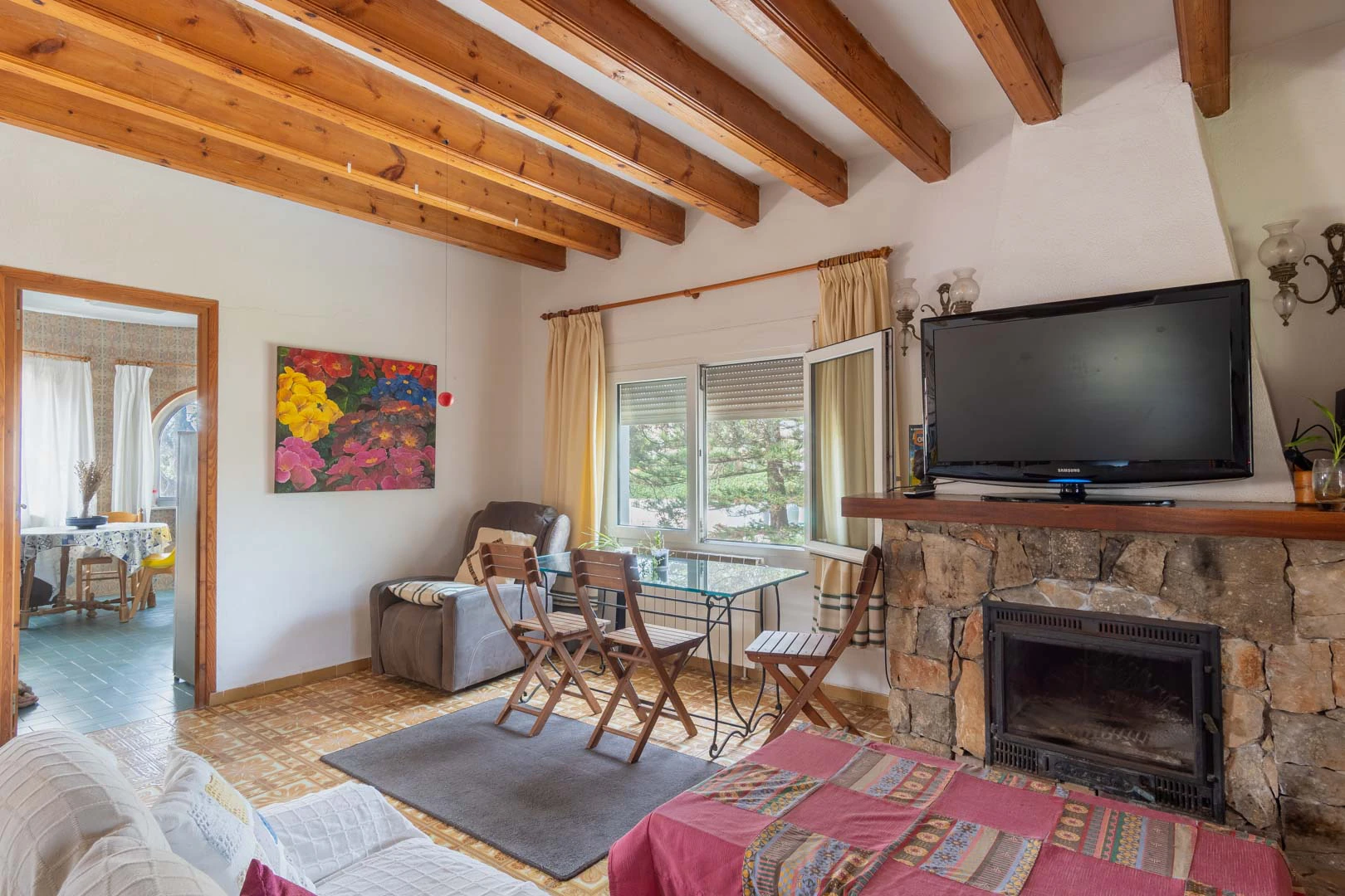 Chalet mediterraneo con piscina, gran terreno, a 550m de playa y cerca al centro, a la venta en Denia.