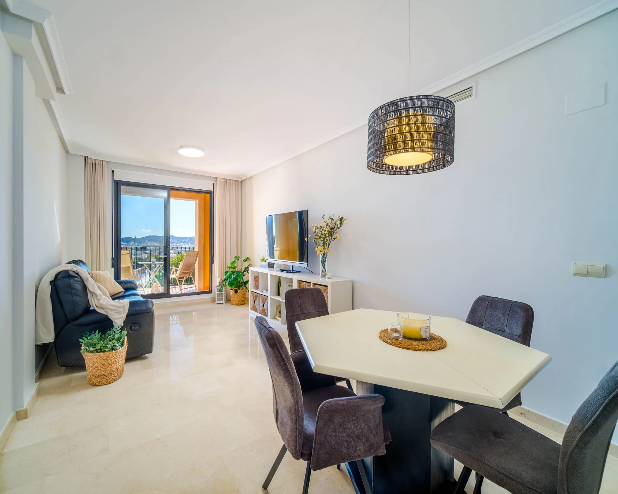 Appartement lumineux de 2 chambres avec vues dégagées à vendre à Javea.
