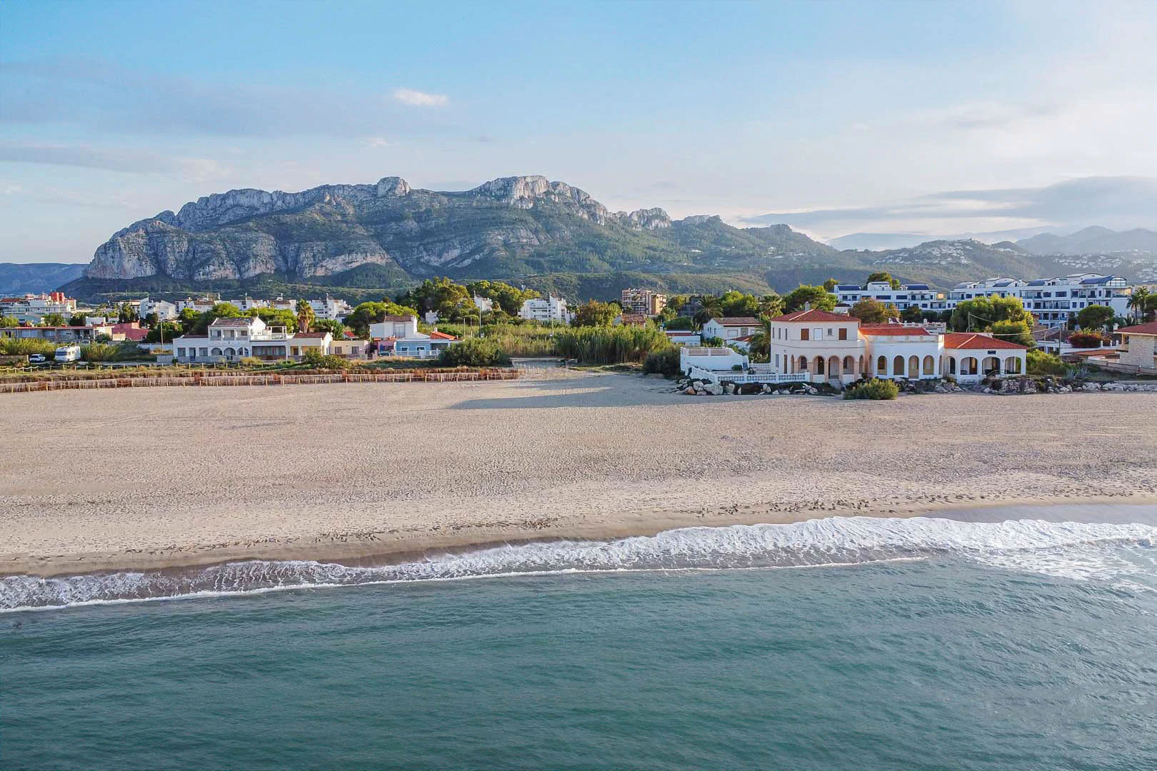 Chalet mediterraneo con piscina, gran terreno, a 550m de playa y cerca al centro, a la venta en Denia.