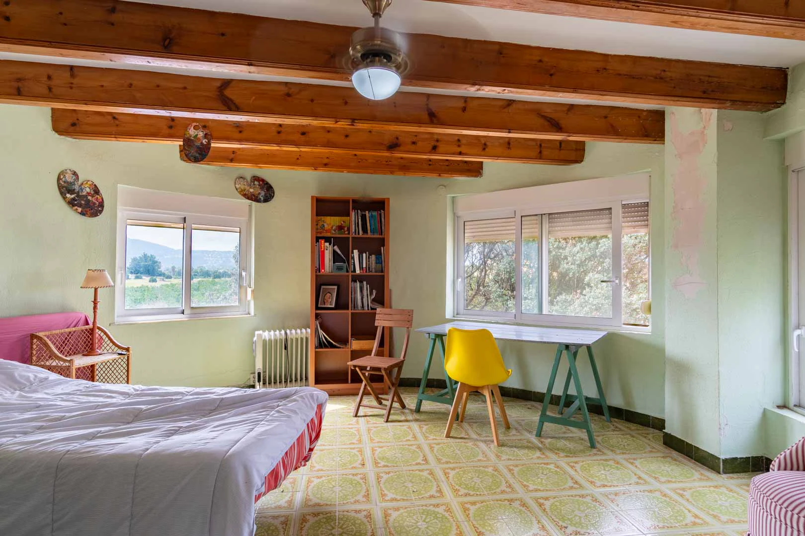 Chalet mediterraneo con piscina, gran terreno, a 550m de playa y cerca al centro, a la venta en Denia.