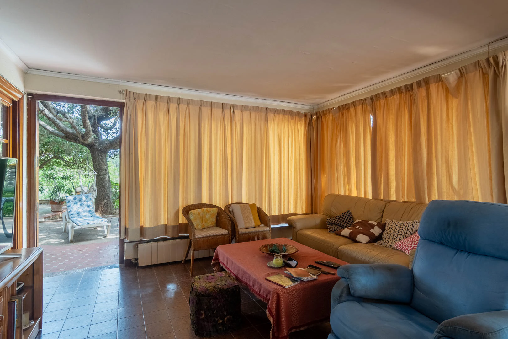Chalet mediterraneo con piscina, gran terreno, a 550m de playa y cerca al centro, a la venta en Denia.