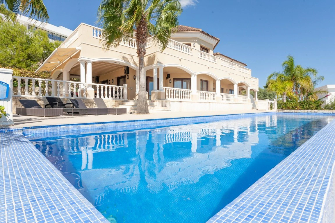 Impresionante Villa con Vistas Panorámicas al Mar, Piscina y Comodidades de Lujo en Calpe