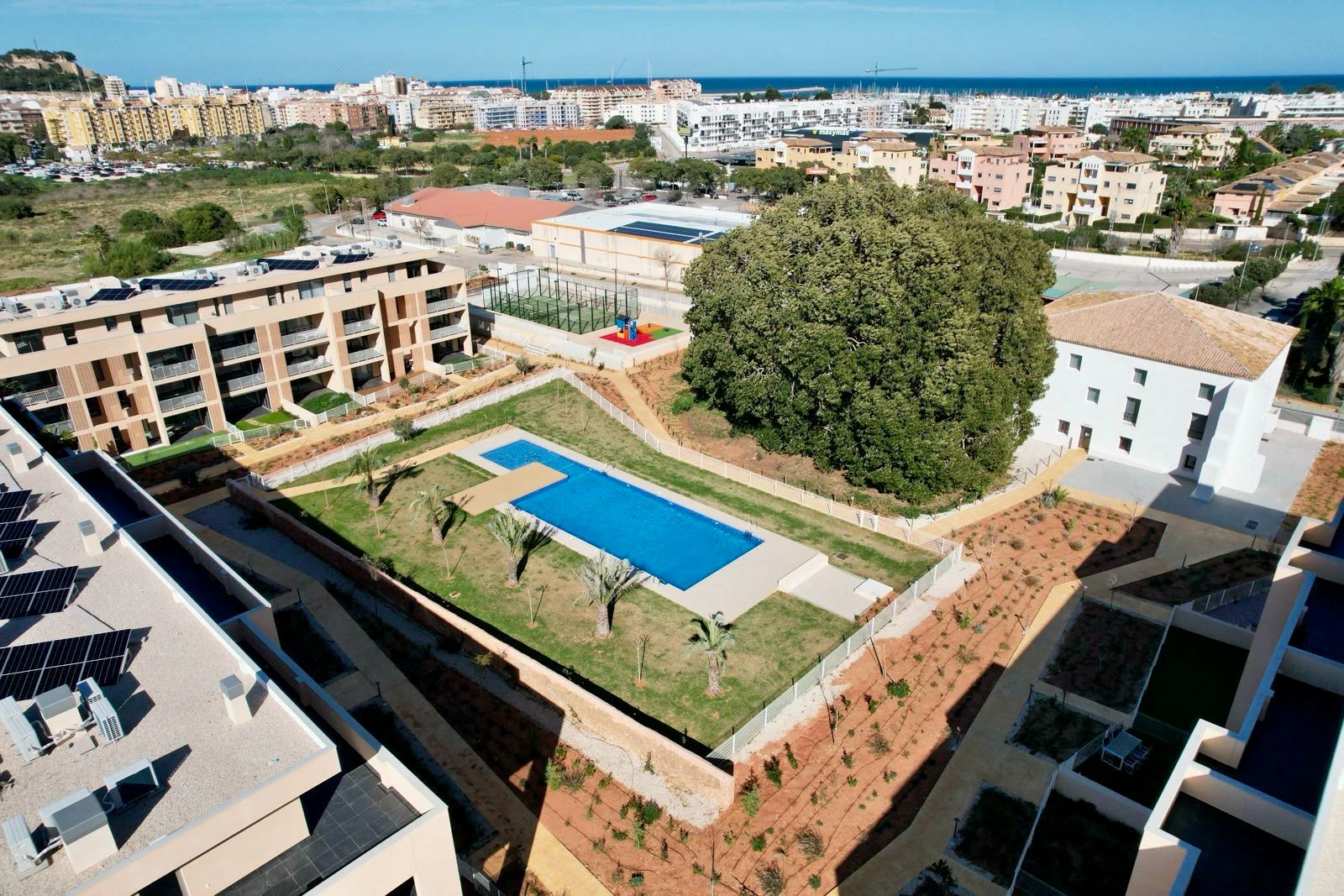 Exclusiva planta baja con 3 dormitorios en venta en Denia a pasos del centro y de comercios