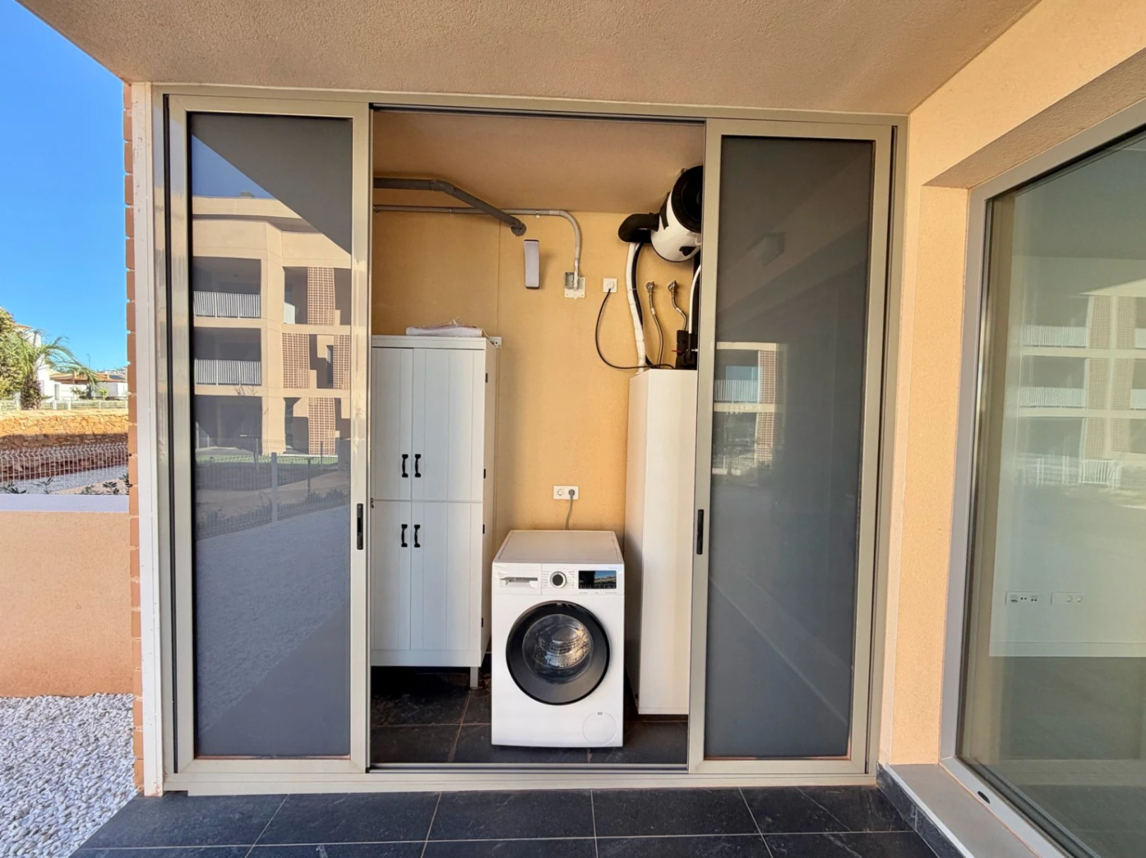 Exclusiva planta baja con 3 dormitorios en venta en Denia a pasos del centro y de comercios